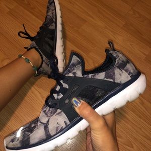 Memory Foam Tennis Shoes.